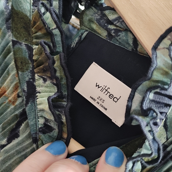 Wilfred Barrio Pleated Chiffon Blouse - Picture 5 of 6